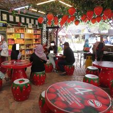 イチゴのモチーフの飾り付けやテーブルと椅子が可愛い店内。