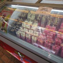 アイス・キャンディ仕立てにしたイチゴ