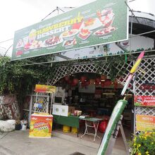 Starzy Cornerの外観。すぐお隣に...、