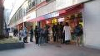 このショッピングモールの一階にある宝くじ売り場には大勢のお客さんが並んでいました。