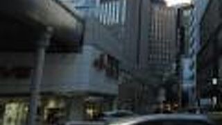 １階と２階には物販店が入店していますが、地下には気軽に利用できる食事やさんが多数。