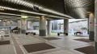 噴水のある広場。いすもありますよ～。