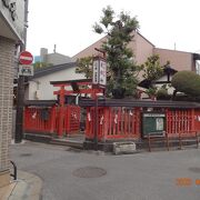 人通りが多い場所にある神社です。