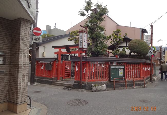 人通りが多い場所にある神社です。