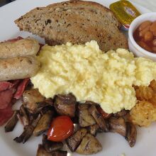 ...同行者の朝食は、作り置きを盛り合わせただけで冷たく残念