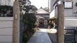 浅草通り沿いに建つ真言宗智山派寺院