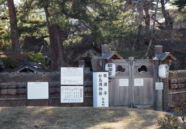 崖の上に建物はある