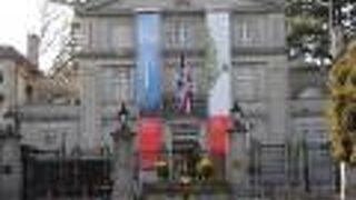 正面玄関の景観が大英帝国としてのプライドを感じさせてくれます