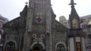 カトリックの教会です。存在感があります。