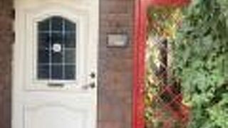 今は閉店してますが、ジョンレノンのディスプレイ残ってます。