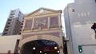 浜町アーケードと交差している商店街です。