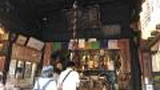 ちょうちんがたくさん飾ってあって目立つ蛸薬師堂