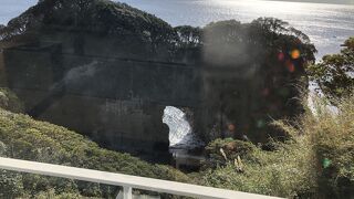 波の浸食で出来た洞窟