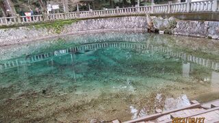 エメラルド色の池、神秘のパワースポット