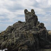 耳を立てた犬の形の岩