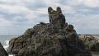 耳を立てた犬の形の岩