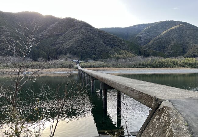 狭いので通行に注意