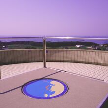 地球の各方角を指示したパネルが置かれた展望台頂上。