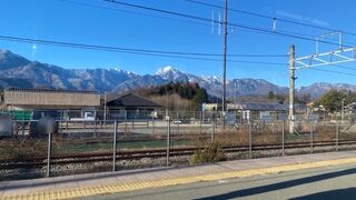 雪を頂いた姿を日野春駅から眺める