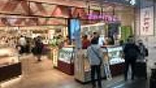 朝早くから夜遅くまでオープンしているおみやげ屋さん