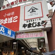 大勢の観光客で賑わう商店街。