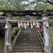 肥前鳥居。真ん中の短い柱が特徴？