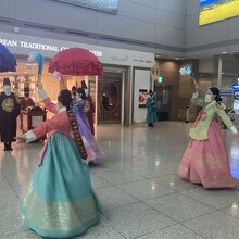 韓国文化の展示や舞踊なども鑑賞できます。