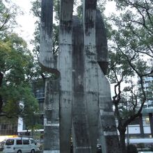 広島市医師会原爆殉職碑 「祈りの手」