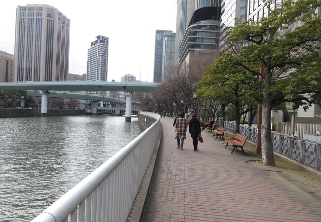 川沿いの遊歩道