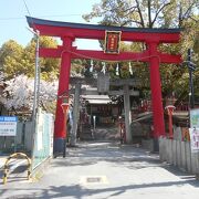 瓢箪山稲荷神社、古墳の上に