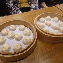 小籠包は安心の味♪　美味しいです！