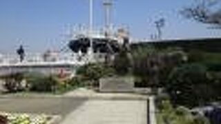 水の守護神石像の先にあります。