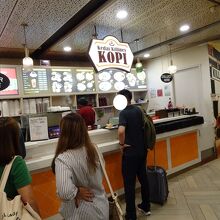 早朝ですが、10分以上並びました。