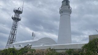 灯台の前に飲食店があります