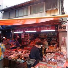 高知城近く（西側）では、刃物のお店も見られました