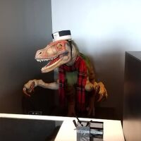 フロントにいる恐竜ロボット、操作は手前のタッチパネルで