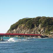 真っ赤な橋で島へ