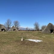 背景に広がる山々とのコントラストが素晴らしい