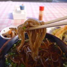 天ぷらそば。手打ちのそばと地元の食材を使った天ぷら。