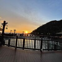 ホテルの桟橋を渡った先にあるタイレストランで夕飯をいただきま