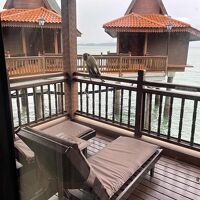 すぐ裏の山からモンキーが。ドアをいつも閉めてと注意書き