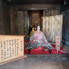 本堂の横にひっそりと『紫式部像』がおかれて～　　