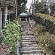 北上川が見える小高い丘にある