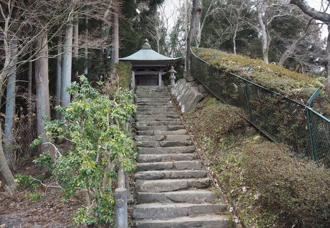 北上川が見える小高い丘にある