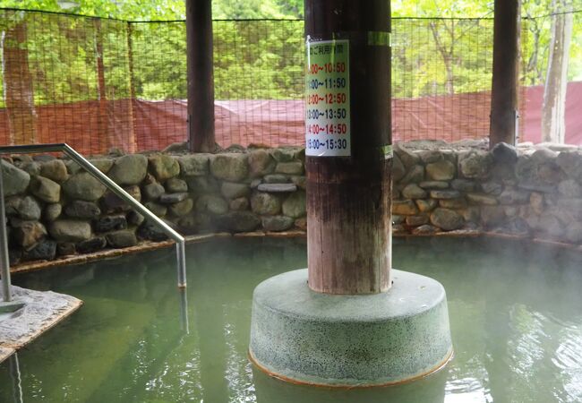 男女で時間交代の露天風呂あり