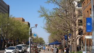 レトロビルが並ぶ横浜のメインストリート