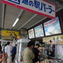 通路にある店も混雑