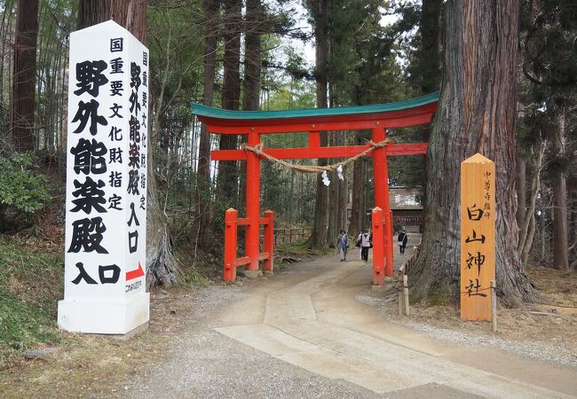 白山神社の能楽堂