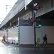 札幌駅の構内から西側に出る通路は人通りが少ない裏道みたいな感じ