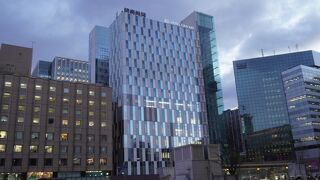 モダンなデザインが特徴的なスタイリッシュなビル